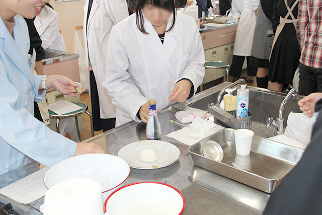 実験教室「チーズのサイエンス」 in 桐女